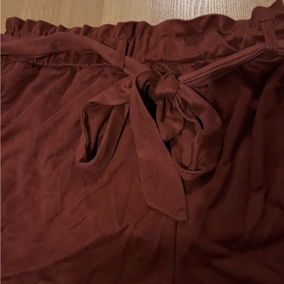 Burgundy suede shorts with pockets - Picture 3 of 4